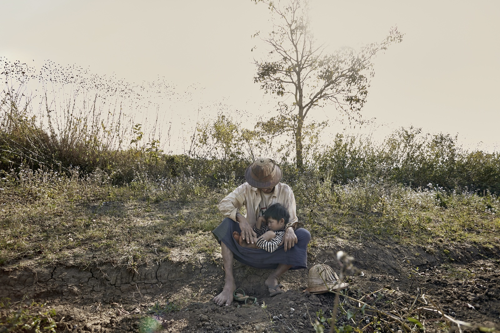 Durante la pausa dal lavoro, un padre agricoltore si prende cura della sua bambina.
During a work break, a farmer father takes care of his daughter.
 
© Gianfranco Ferraro
 